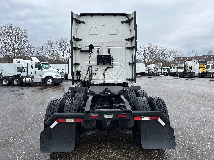 2022 Freightliner Cascadia in Akron, OH — photo 6