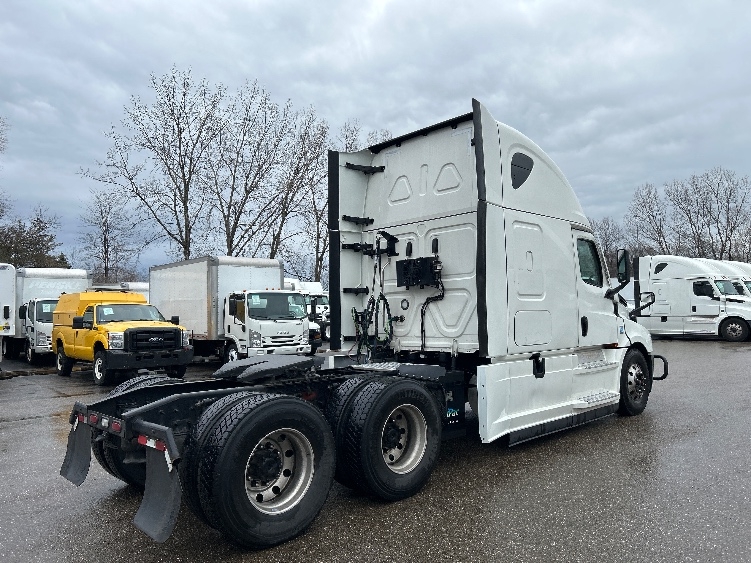 2022 Freightliner Cascadia in Akron, OH — photo 7