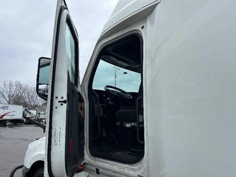 2022 Freightliner Cascadia in Akron, OH — photo 9