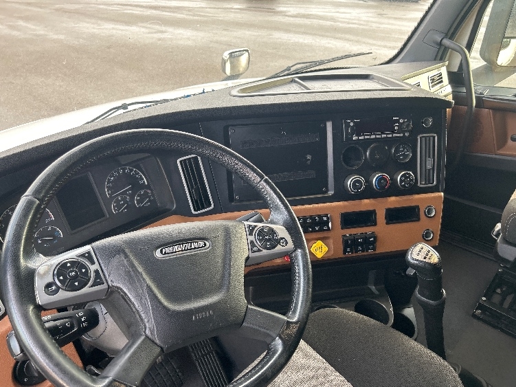 2022 Freightliner Cascadia in Akron, OH — photo 10