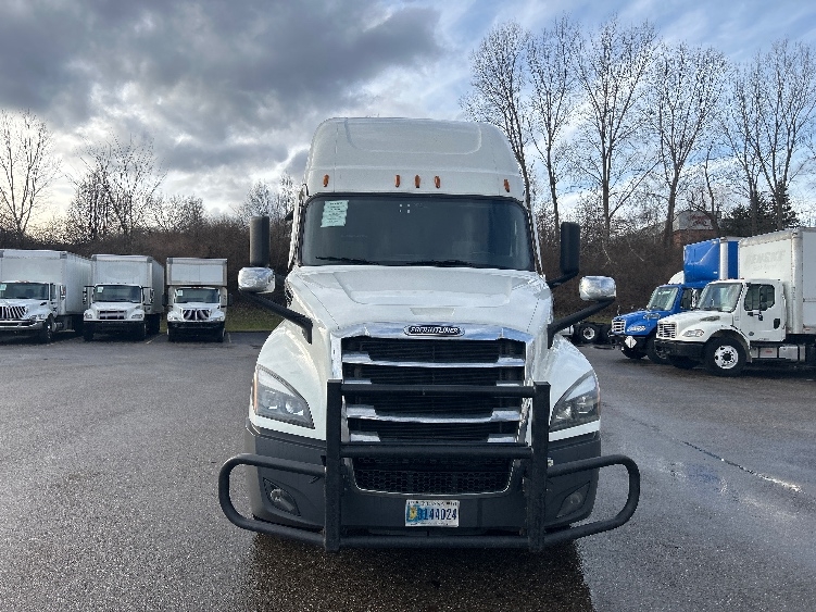 2022 Freightliner Cascadia in Akron, OH — photo 2
