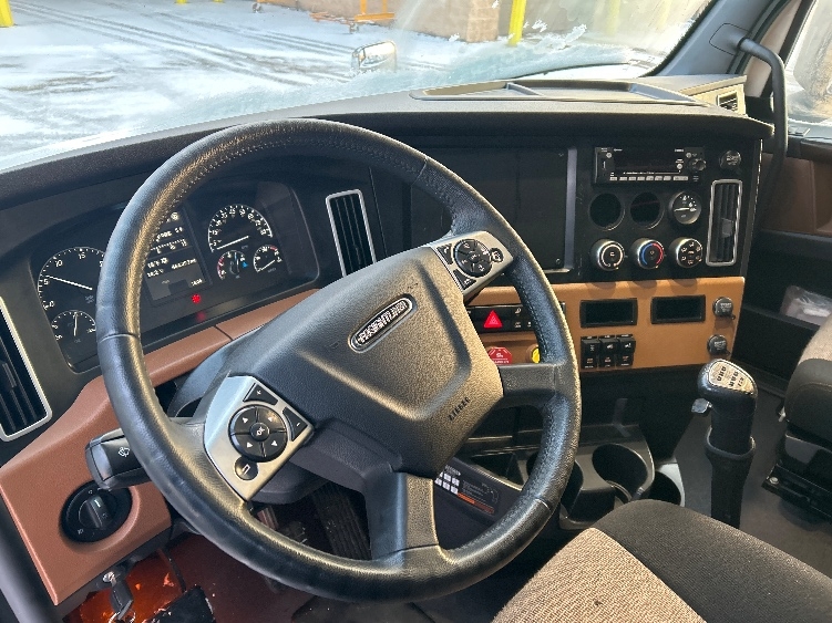 2022 Freightliner Cascadia in Akron, OH — photo 10