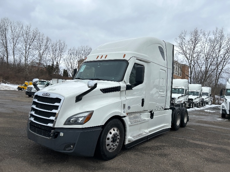 2022 Freightliner Cascadia in Akron, OH — photo 3