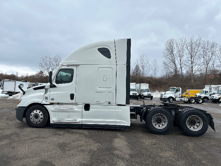 2022 Freightliner Cascadia in Akron, OH — photo 4