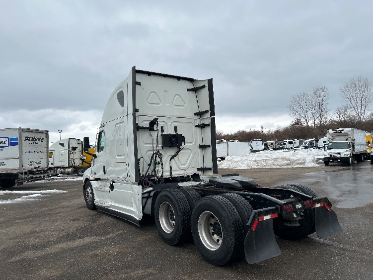 2022 Freightliner Cascadia in Akron, OH — photo 5