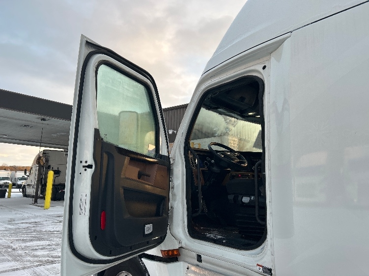 2022 Freightliner Cascadia in Akron, OH — photo 9