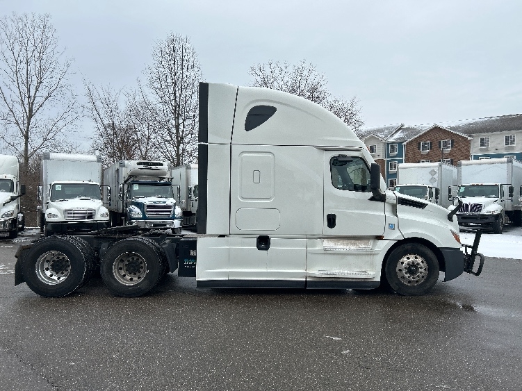 2022 Freightliner Cascadia in Akron, OH — photo 8