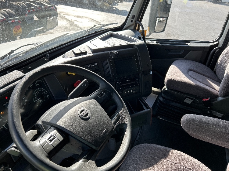 2022 Volvo VNL 760 in La Porte, IN — photo 10