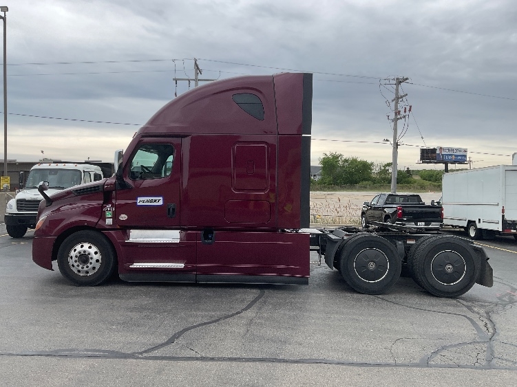 2022 Freightliner Cascadia in Rothschild, WI — photo 4