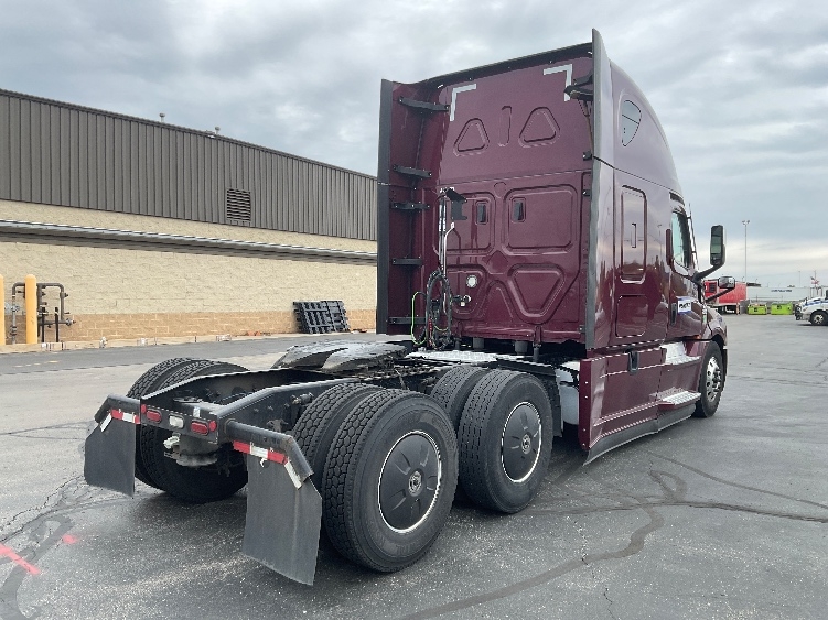 2022 Freightliner Cascadia in Rothschild, WI — photo 7