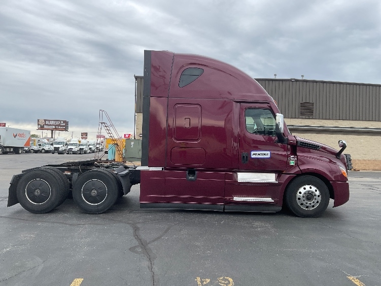 2022 Freightliner Cascadia in Rothschild, WI — photo 8