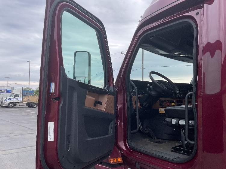 2022 Freightliner Cascadia in Rothschild, WI — photo 9