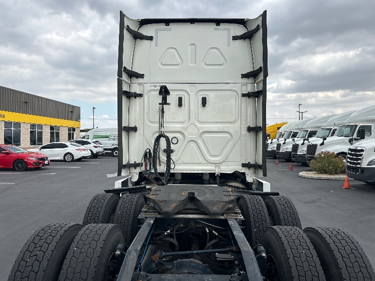 2022 Freightliner Cascadia in La Porte, IN — photo 6