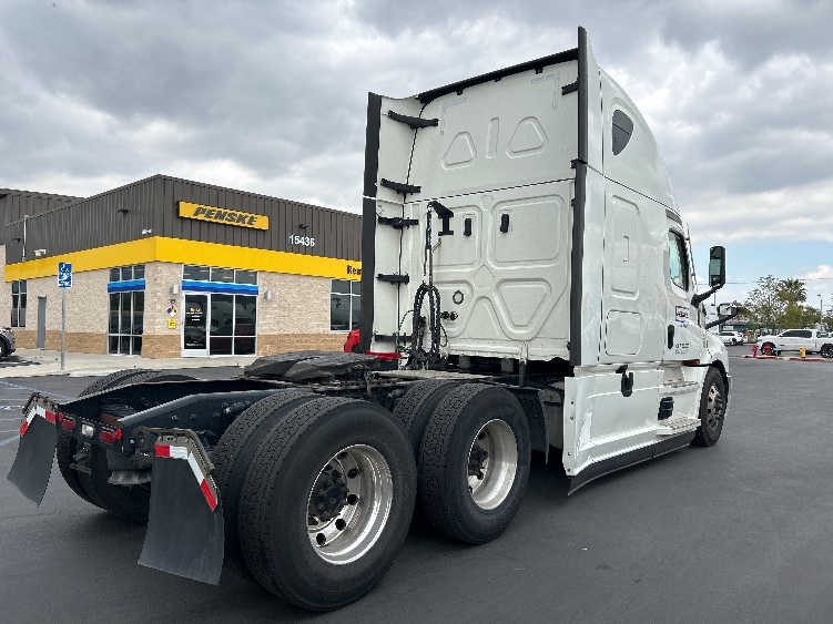 2022 Freightliner Cascadia in La Porte, IN — photo 7