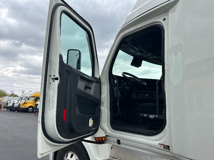 2022 Freightliner Cascadia in La Porte, IN — photo 9