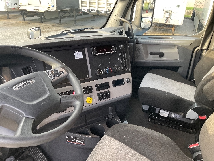 2022 Freightliner Cascadia in Wichita, KS — photo 10