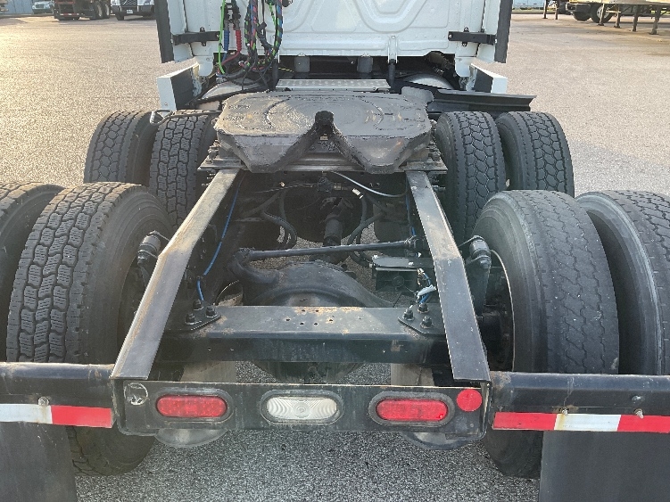 2022 Freightliner Cascadia in Wichita, KS — photo 6