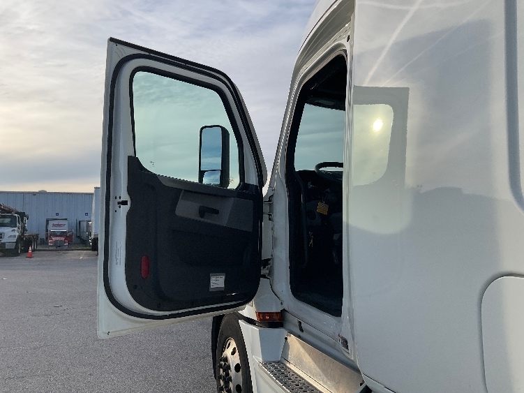 2022 Freightliner Cascadia in Wichita, KS — photo 9