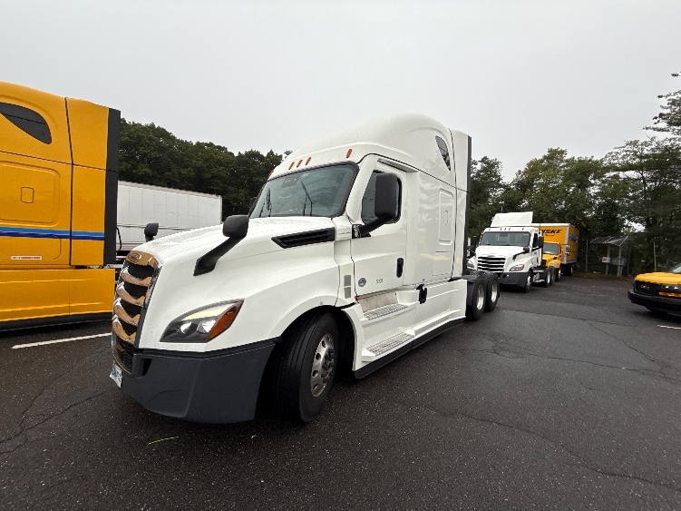 2022 Freightliner Cascadia in Monmouth Junction, NJ — photo 3