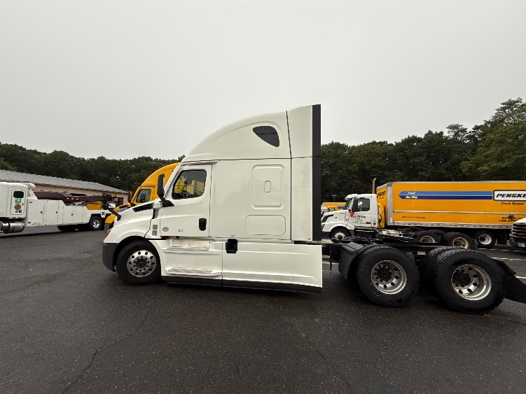 2022 Freightliner Cascadia in Monmouth Junction, NJ — photo 4