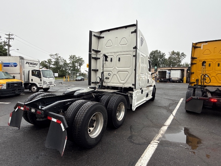 2022 Freightliner Cascadia in Monmouth Junction, NJ — photo 7