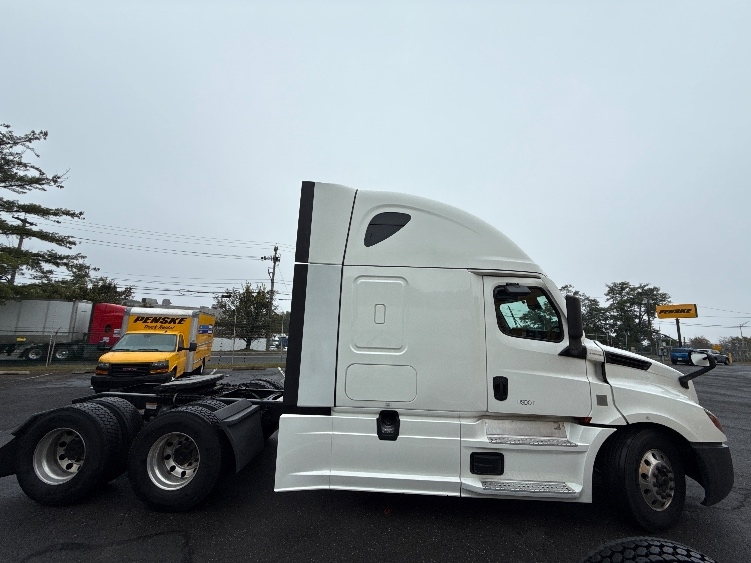 2022 Freightliner Cascadia in Monmouth Junction, NJ — photo 8