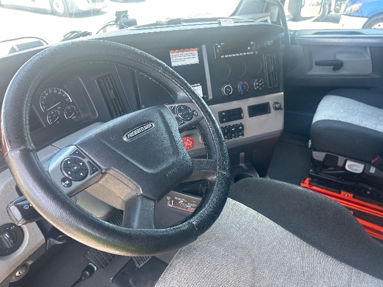 2022 Freightliner Cascadia in Fresno, CA — photo 10