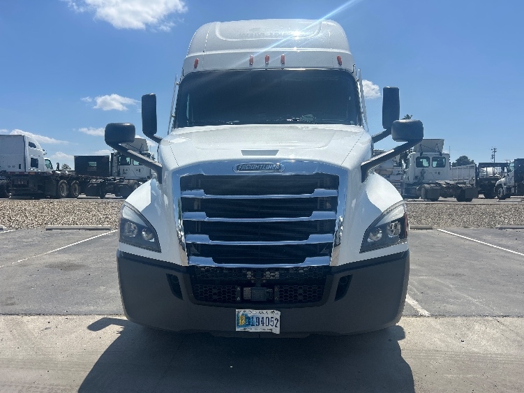 2022 Freightliner Cascadia in Fresno, CA — photo 2