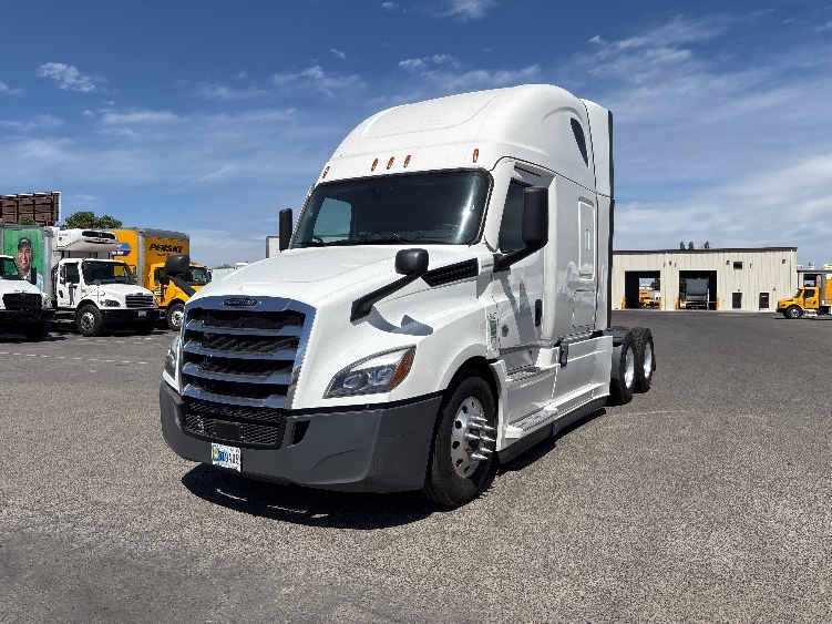 2022 Freightliner Cascadia in Fresno, CA — photo 3
