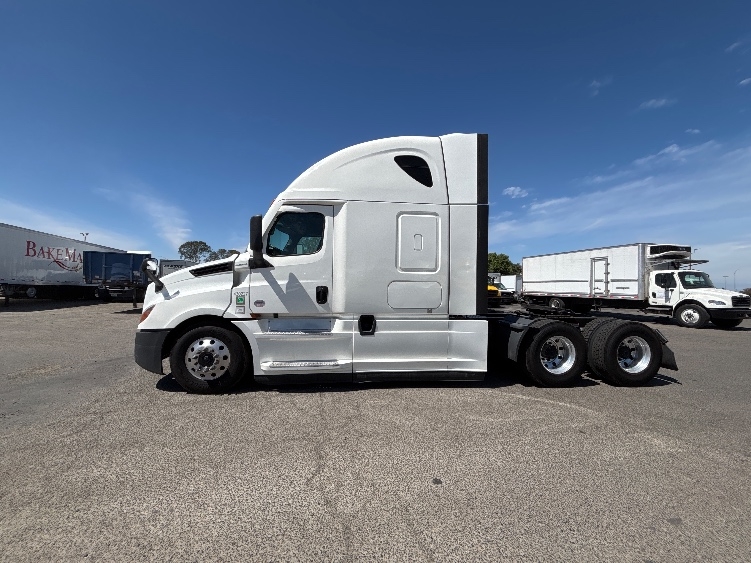 2022 Freightliner Cascadia in Fresno, CA — photo 4