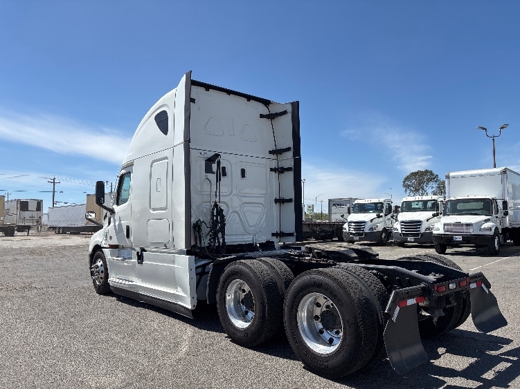 2022 Freightliner Cascadia in Fresno, CA — photo 5