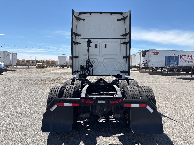 2022 Freightliner Cascadia in Fresno, CA — photo 6