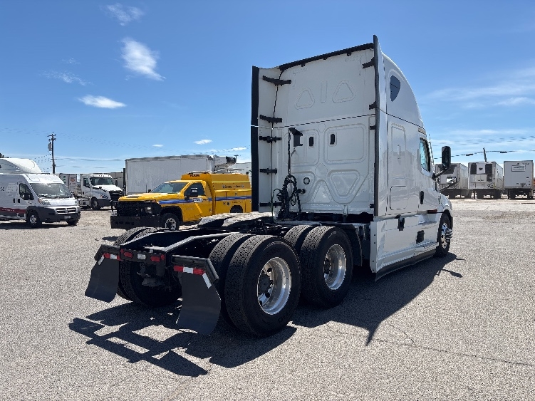 2022 Freightliner Cascadia in Fresno, CA — photo 7