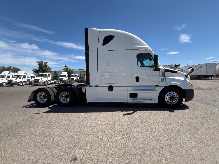2022 Freightliner Cascadia in Fresno, CA — photo 8