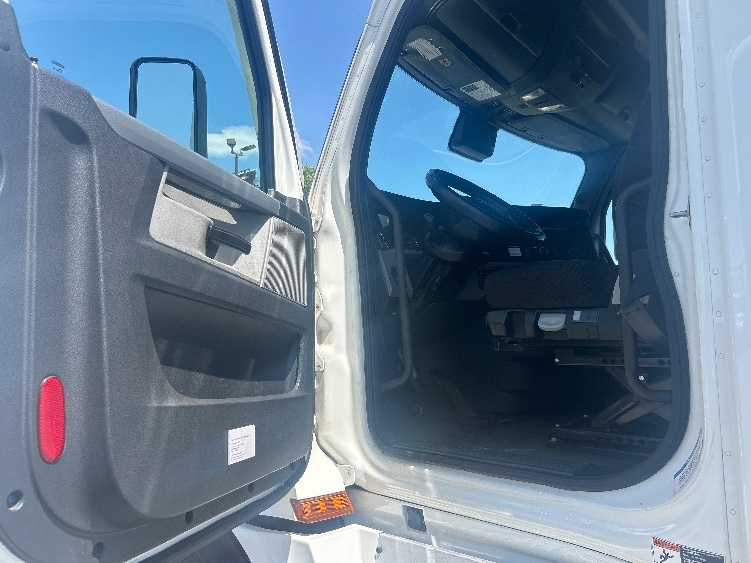 2022 Freightliner Cascadia in Fresno, CA — photo 9
