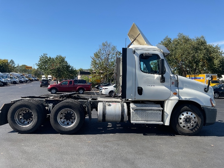 2018 Freightliner Cascadia in New Castle, DE — photo 8