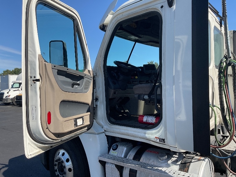 2018 Freightliner Cascadia in New Castle, DE — photo 9