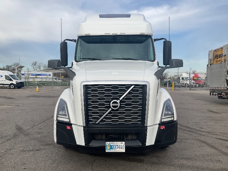 2022 Volvo VNL 760 in Cincinnati, OH — photo 2