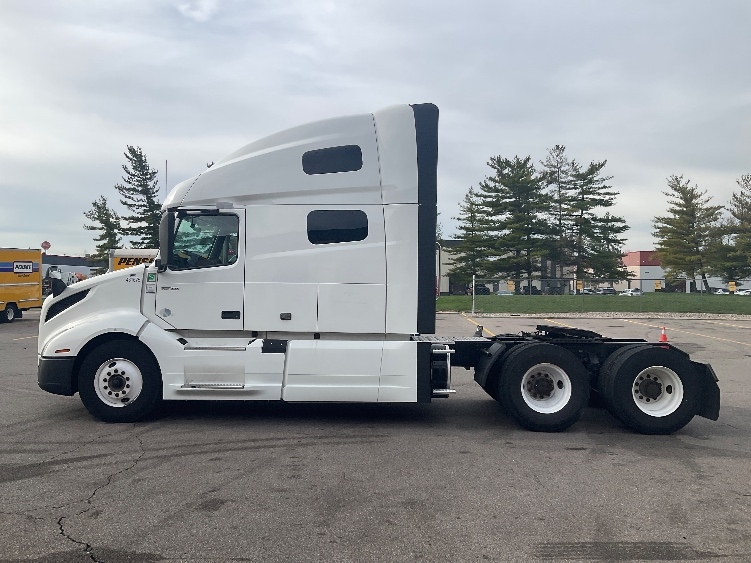 2022 Volvo VNL 760 in Cincinnati, OH — photo 4