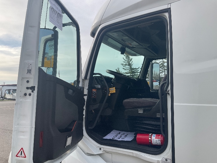 2022 Volvo VNL 760 in Cincinnati, OH — photo 9