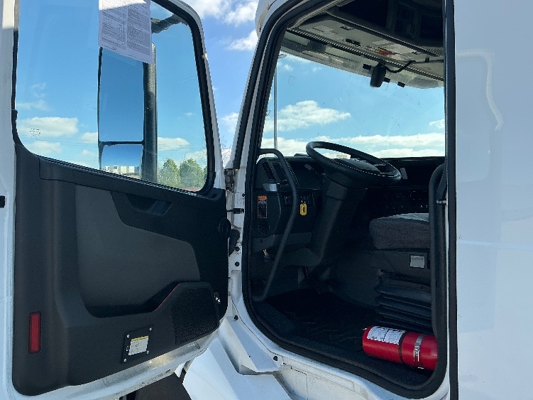 2022 Volvo VNL 760 in Piqua, OH — photo 9