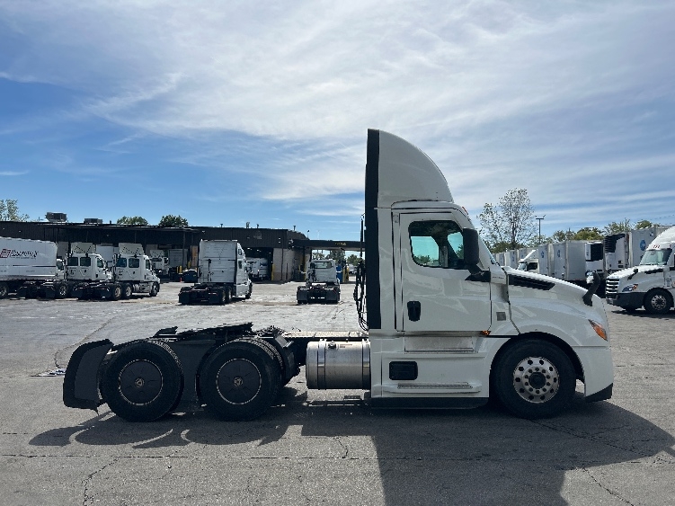 2022 Freightliner Cascadia in Piqua, OH — photo 8