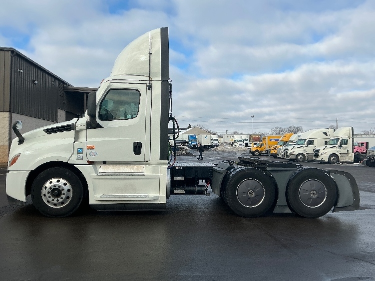 2022 Freightliner Cascadia in Dayton, OH — photo 4