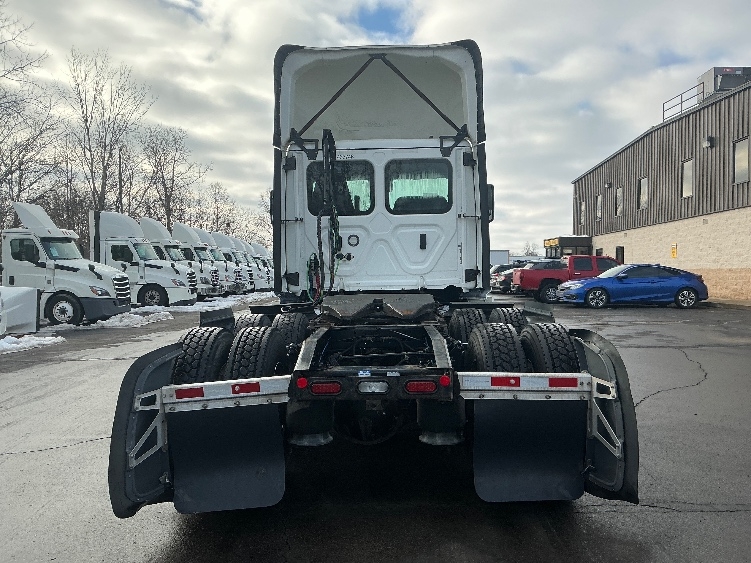 2022 Freightliner Cascadia in Dayton, OH — photo 6
