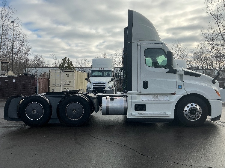 2022 Freightliner Cascadia in Dayton, OH — photo 8