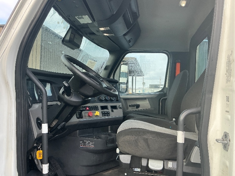 2022 Freightliner Cascadia in Dayton, OH — photo 9