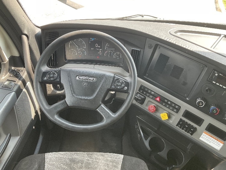 2022 Freightliner Cascadia in Milwaukee, WI — photo 10