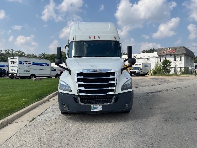 2022 Freightliner Cascadia in Milwaukee, WI — photo 2