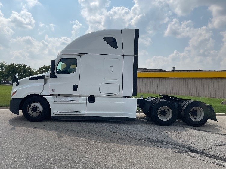 2022 Freightliner Cascadia in Milwaukee, WI — photo 4