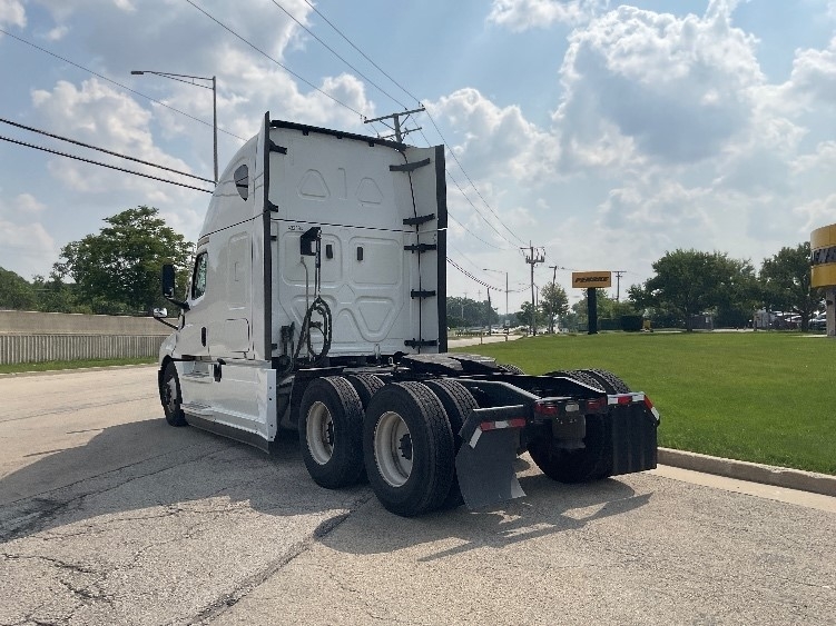 2022 Freightliner Cascadia in Milwaukee, WI — photo 5